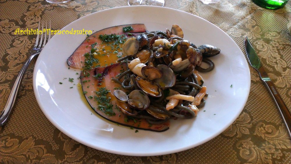 Locanda De Foris – spaghettoni al grano arso con carpaccio di tonno e vongole