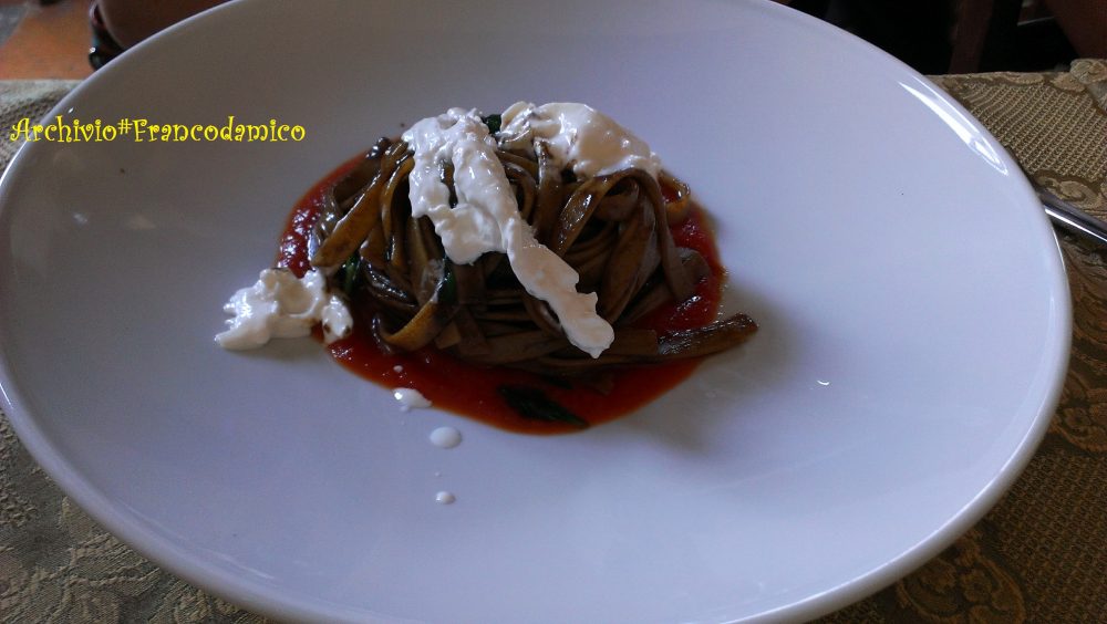 Locanda De Foris – fettuccelle all’aglio nero con piennolo e burrata