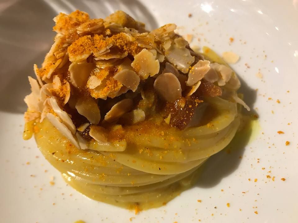 Spaghettoro Verrigni, crema di patate e porri, curcuma, bottarga e seppioline