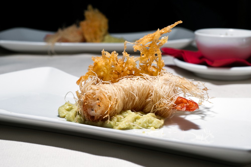 Alex, Gamberi croccanti in pasta Kataifi su crema di avocado