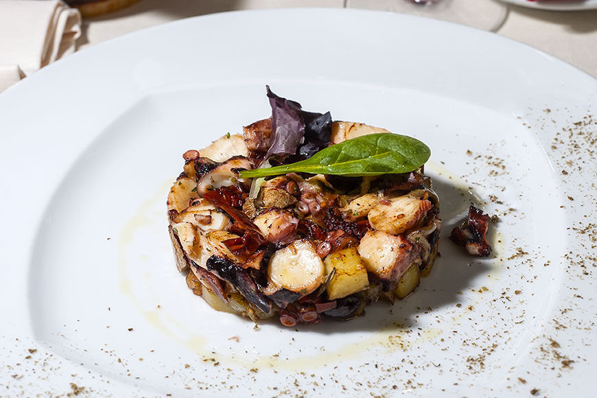 Alex, Insalatina di polpo scottata in padella con patate, pomodori secchi, capperi e maggiorana