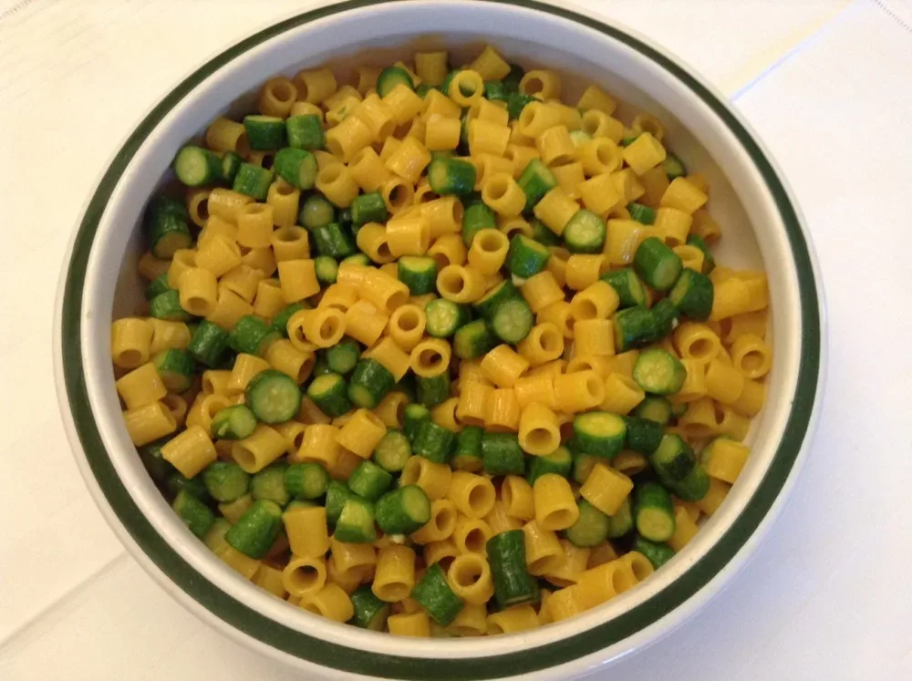Pasta e zucchine. Appena cotte, viste da drone