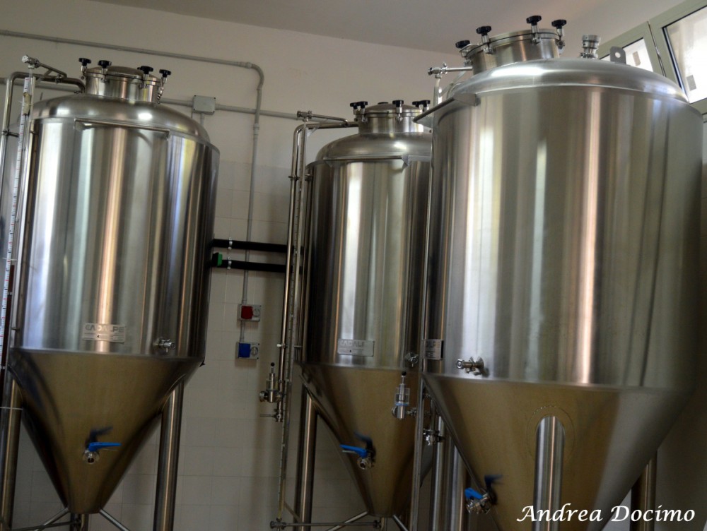 Birrificio Stimalti a Casale di Carinola CE. I tre fermentatori