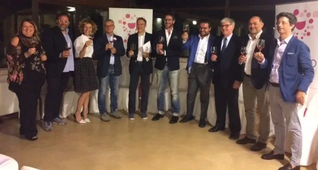 Brindisi inaugurale di Rosexpo con la Presidente Ilaria Donateo - prima da sx - di deGusto Salento promotrice dell'evento