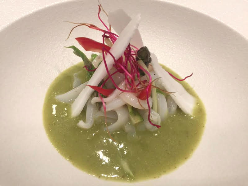Calamaro con asparagi e cocco, insalata liquida e germogli di rapa rossa