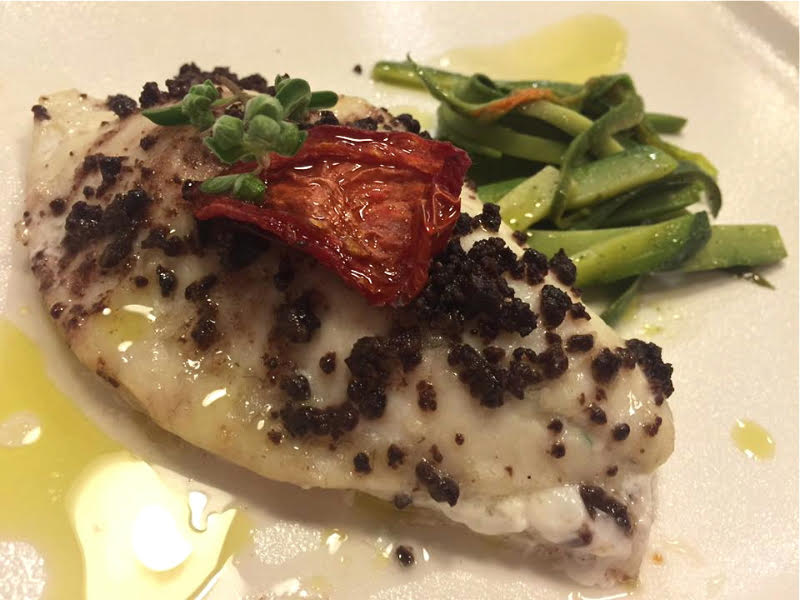 Rombo chiodato con mozzarella di bufala e crosta di olive nere e tagliatelle di verdure