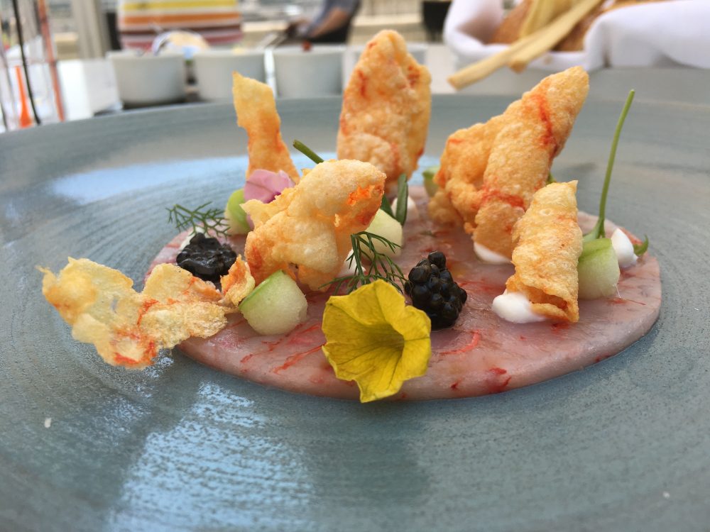 Felix Lo Basso, carpaccio di gambero rosso, salsa yogurt, caviale, mela verde, chips di gambero