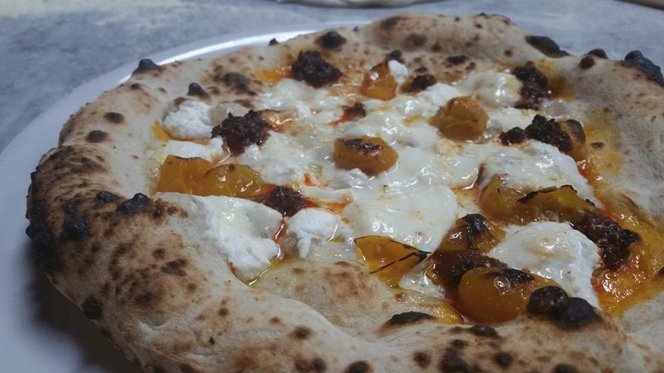 Giulio Adriani - pizza con Mozzarella di Bufala Campana e datterini gialli
