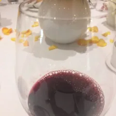 Il colore tipico di questo vino caratterizzato da un'unghia viola e un colore quasi nero nel mezzo
