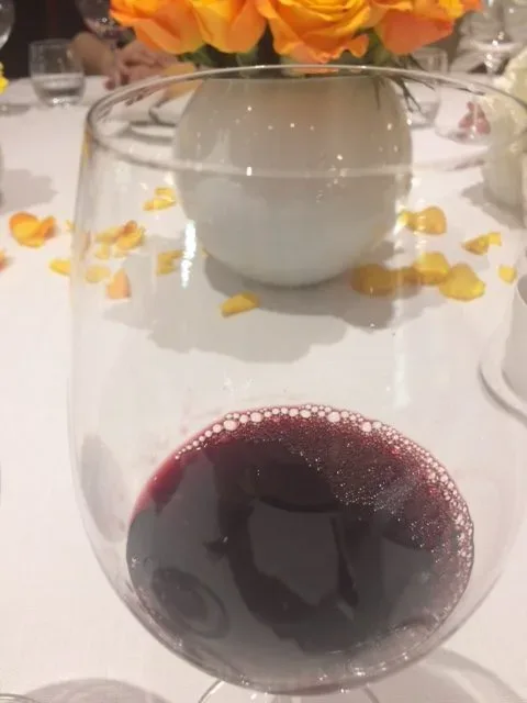 Il colore tipico di questo vino caratterizzato da un'unghia viola e un colore quasi nero nel mezzo
