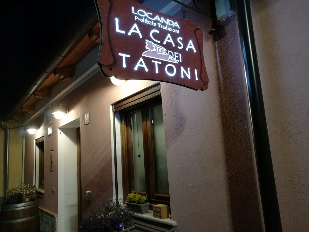 La Casa dei Tatoni -L'Insegna