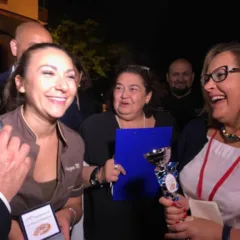 La coppia vincitrice Pasqua Mazza e Mariolina Suppa co Patrizia Zinno foto tommaso esposito