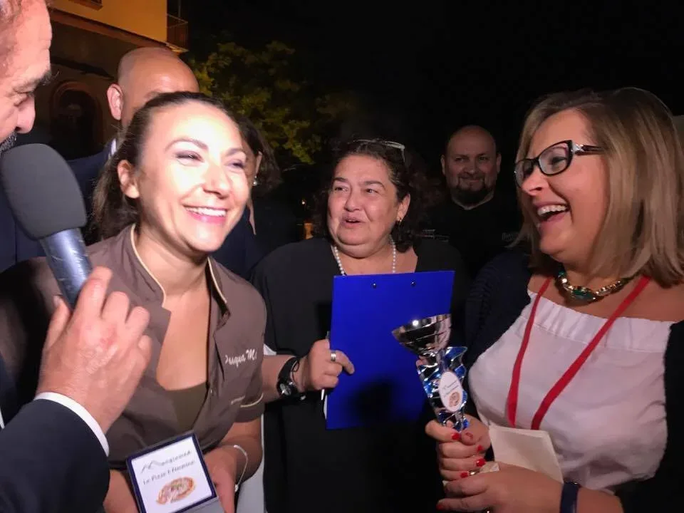 La coppia vincitrice Pasqua Mazza e Mariolina Suppa co Patrizia Zinno foto tommaso esposito