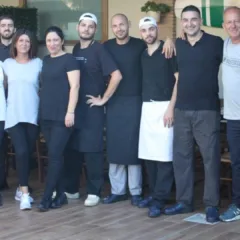 La proprietaria insieme allo staff