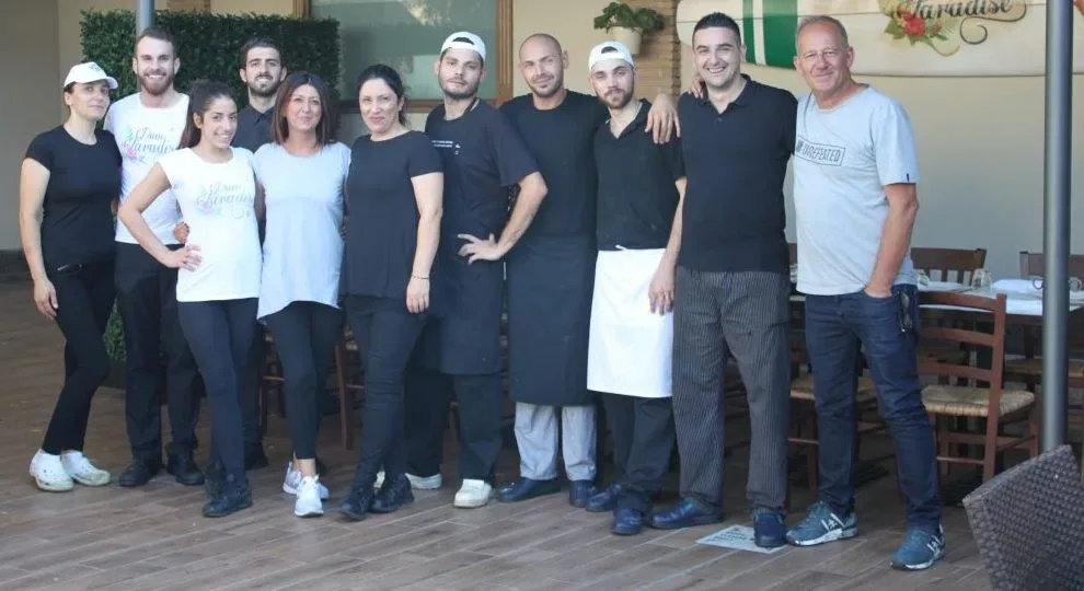 La proprietaria insieme allo staff