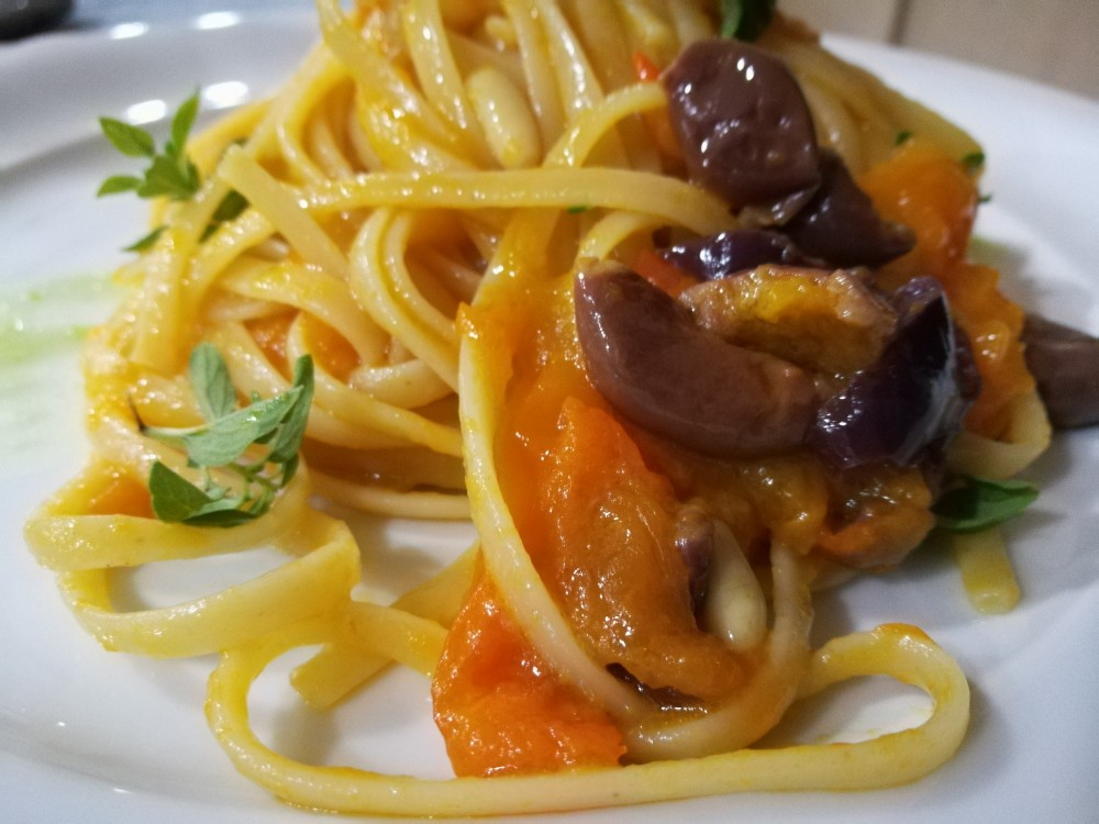 La taverna delle follie - Linguine con Olive Pinoli e Pomodorino Giallo