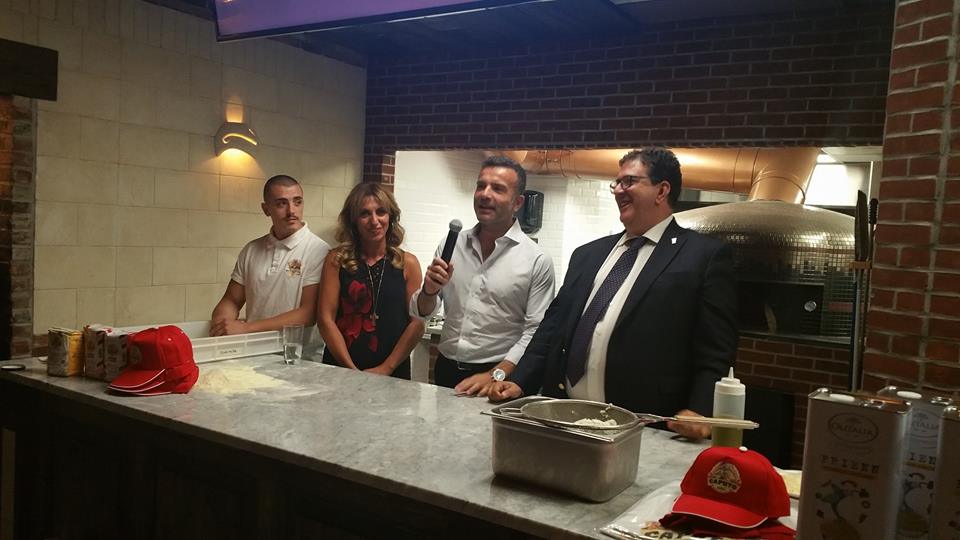 Luciano Pignataro introduce Rosario Ferraro dell'Antica Pizzeria da Michele