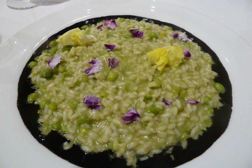 Officina dei Sapori, risotto ai piselli, nero di seppia e fiori di campo