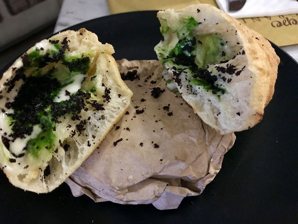 Pepe in Grani - Calzone fritto con scarola, grana di 12 mesi e povere di olive nere