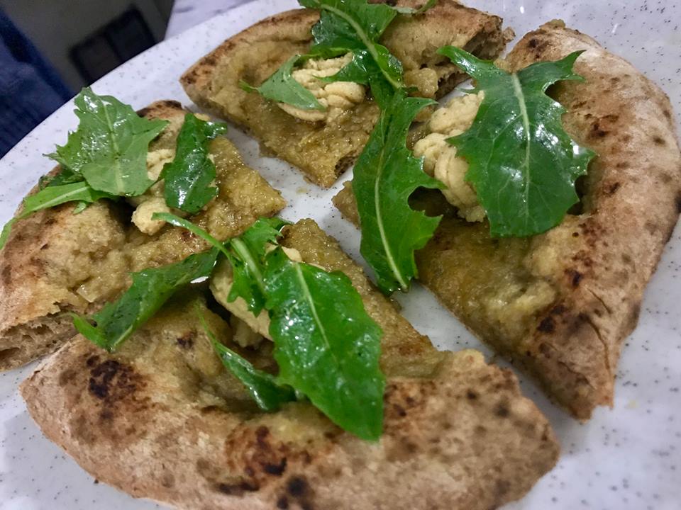 Pepe in Grani - Nuova pizza monococco con crema di ceci e rucola