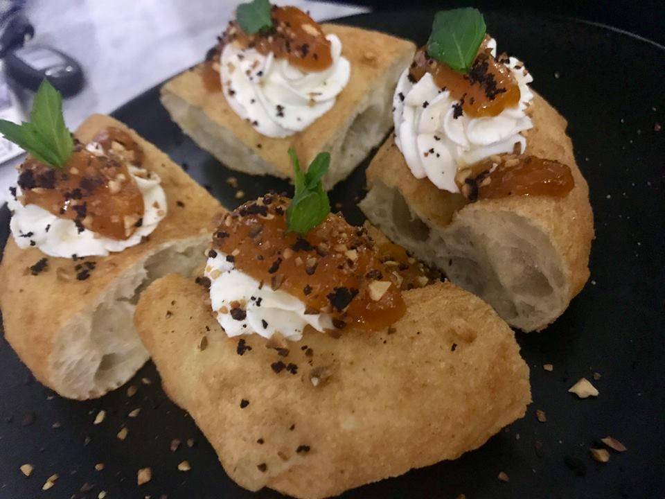 Pepe in Grani - Pizza fritta con albicocca, ricotta e albicocca del Vesuvio