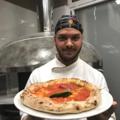 Pepo Gianluigi Castiello il pizzaiolo con la pizza marinara