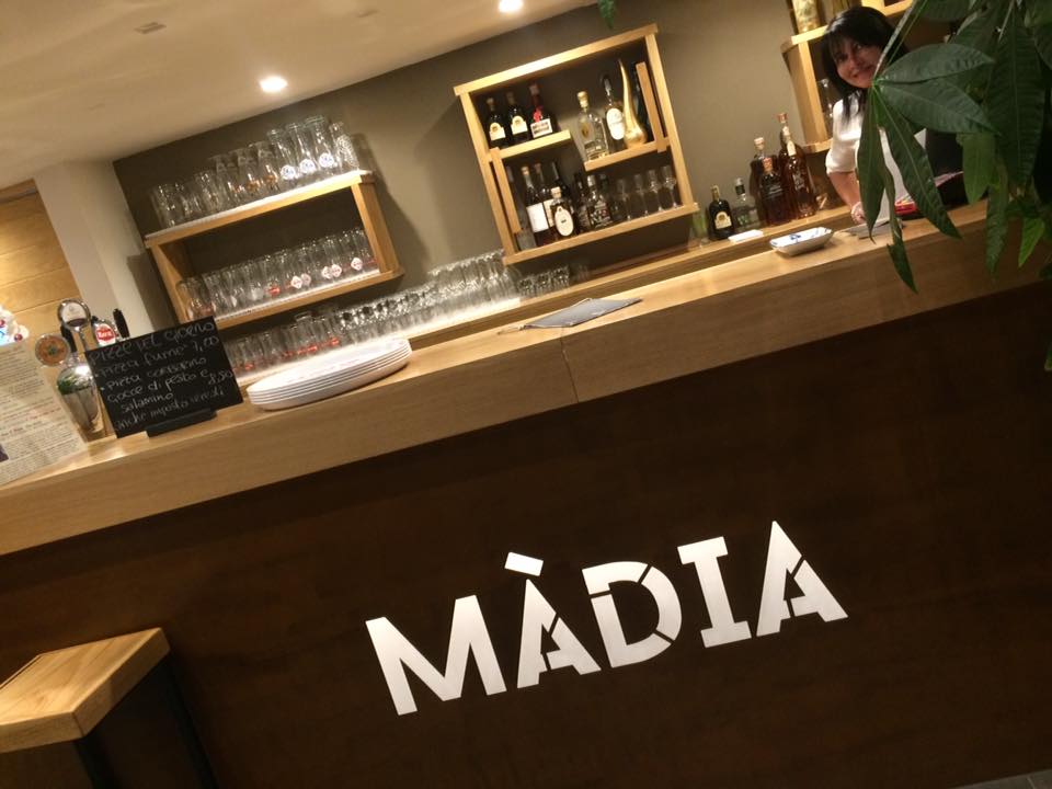 Pizzeria Madia, il banco all'ingresso