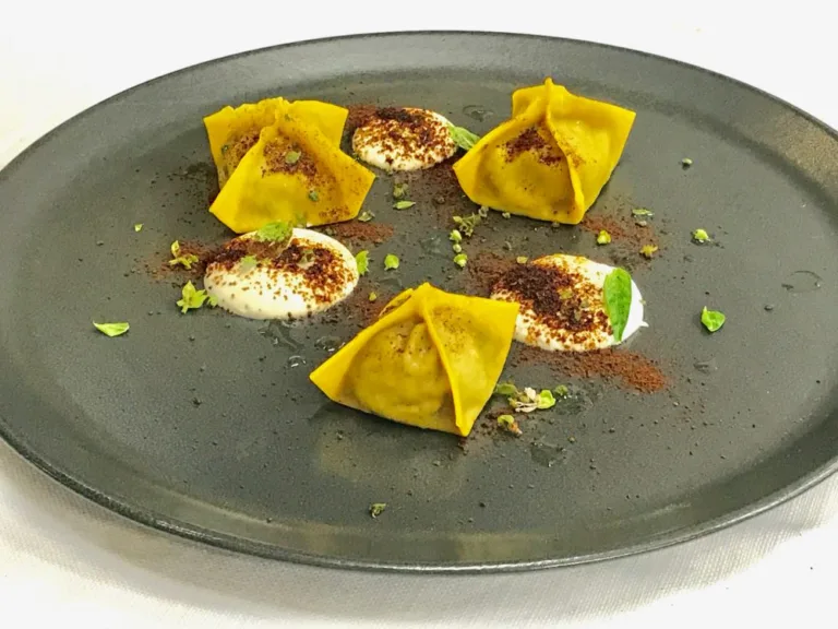 Ravioli di pasta all’uovo fatti in casa farciti di melanzane affumicate, fondente di bufala basilico fresco e polvere di pomodoro