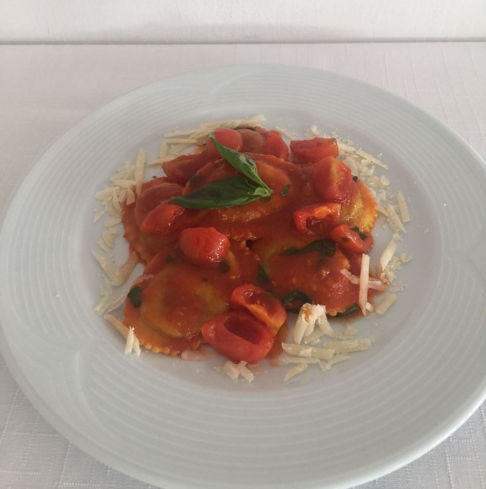 Ristorante Bruschetteria Dom - Ravioli di parmigiana con pachino e basilico