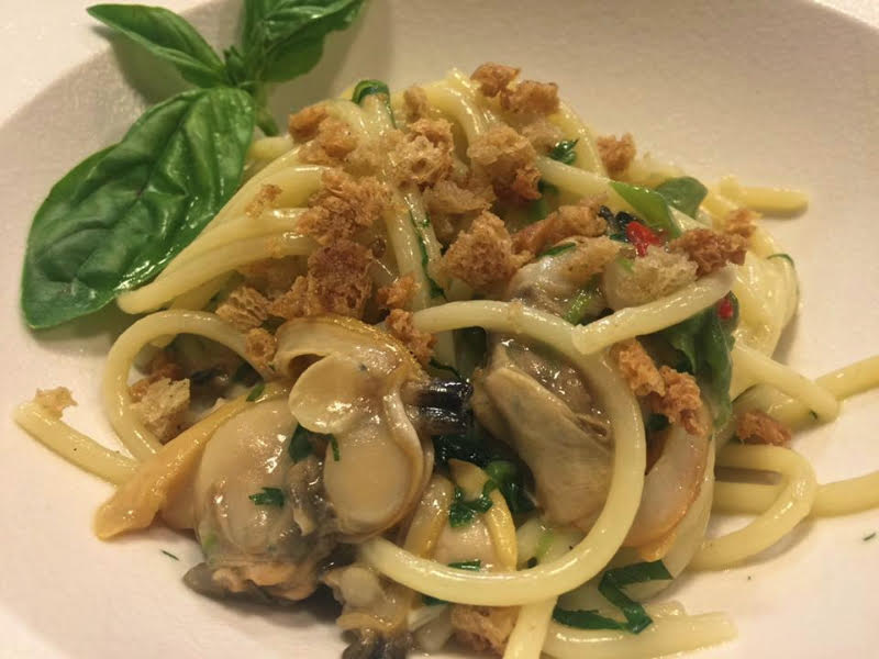aghetti alle vongole con peperoncini del fiume e crumble di  bruschetta