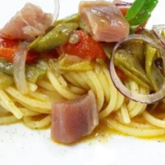 Un "piattone" di spaghetti con il tonno