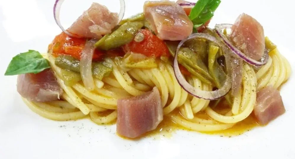 Un "piattone" di spaghetti con il tonno