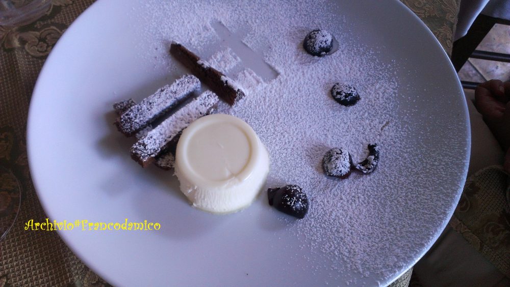 Locanda De Foris - panna cotta con barrette di pan di spagna e cioccolato