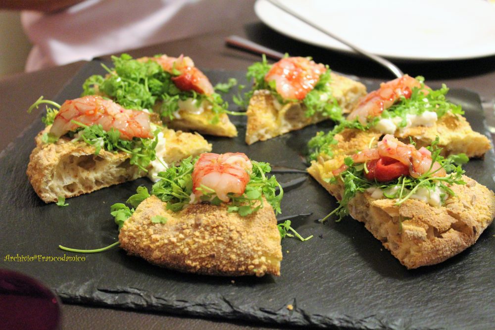 Percorsi di Gusto AQ – Focaccia al mais con gambero in cevice, crescione, burrata e pomodori