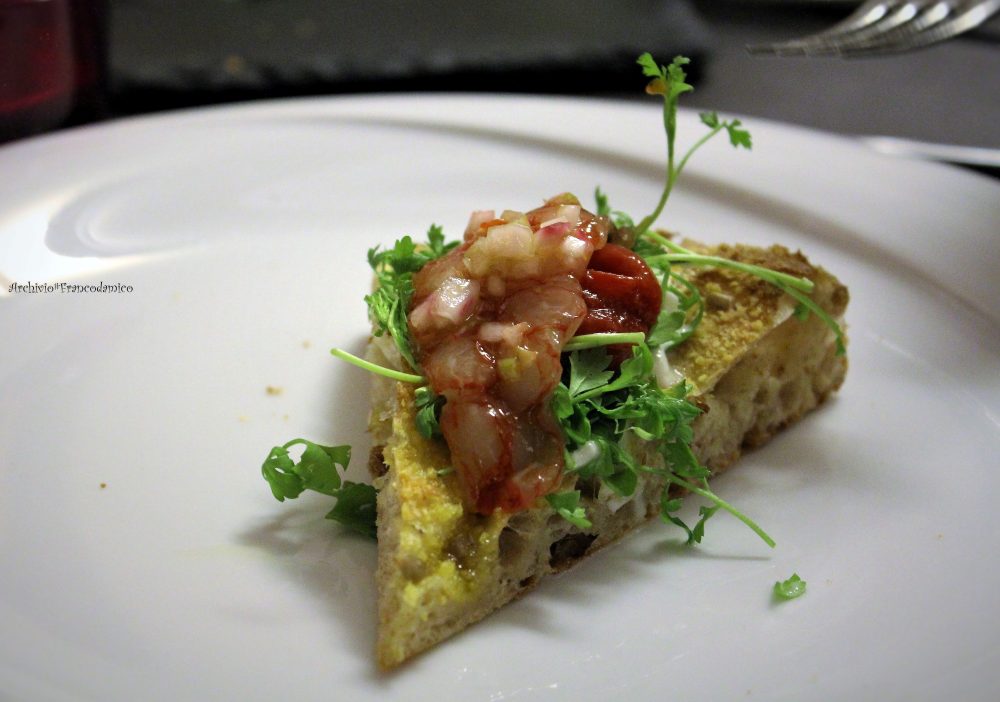 Percorsi di Gusto AQ – Focaccia al mais con gambero in cevice, crescione, burrata e pomodori