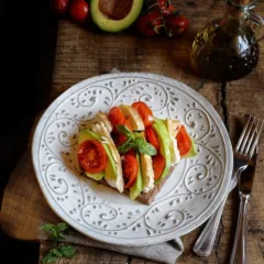 Pollo con pomodori e avocado