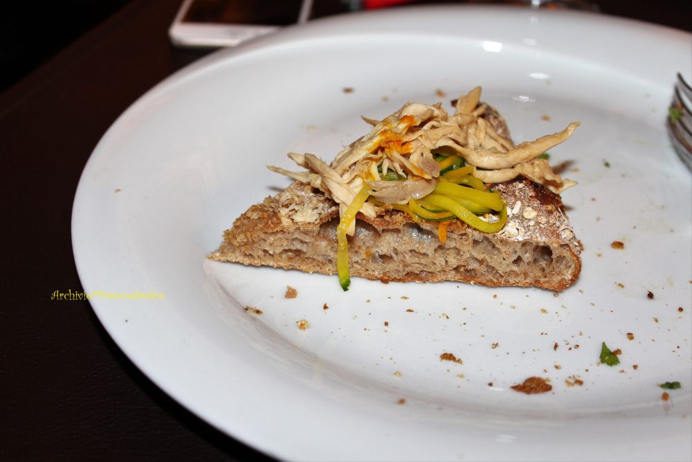 Percorsi di Gusto AQ – Focaccia con segale e avena, insalata di galletto, pecorino e zucchine allo zafferano