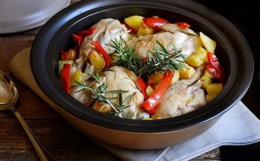 Pollo con patate e peperoni