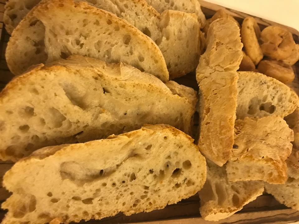Antica Cantina Forentum, il pane e i taralli