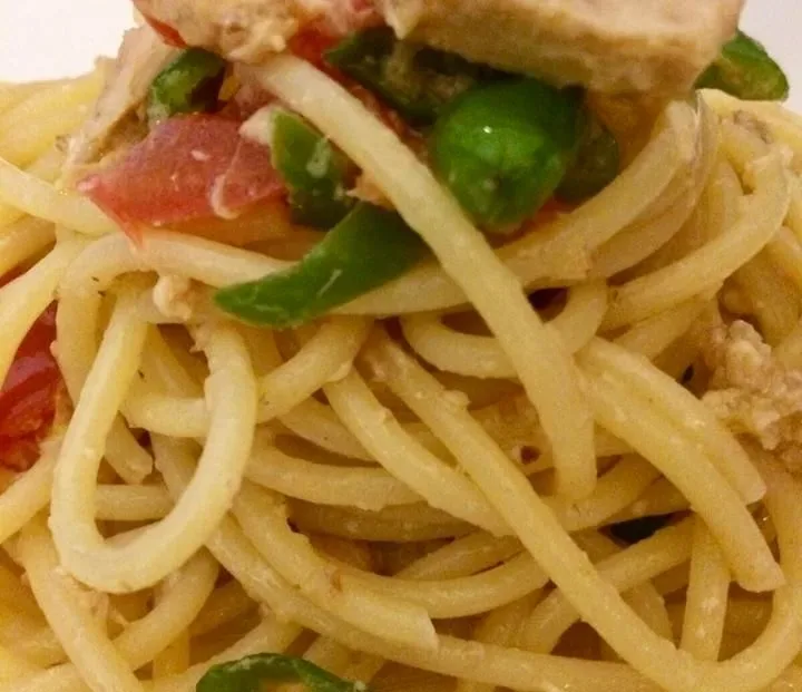 Bucatini con pomodori di Sorrento e tonno