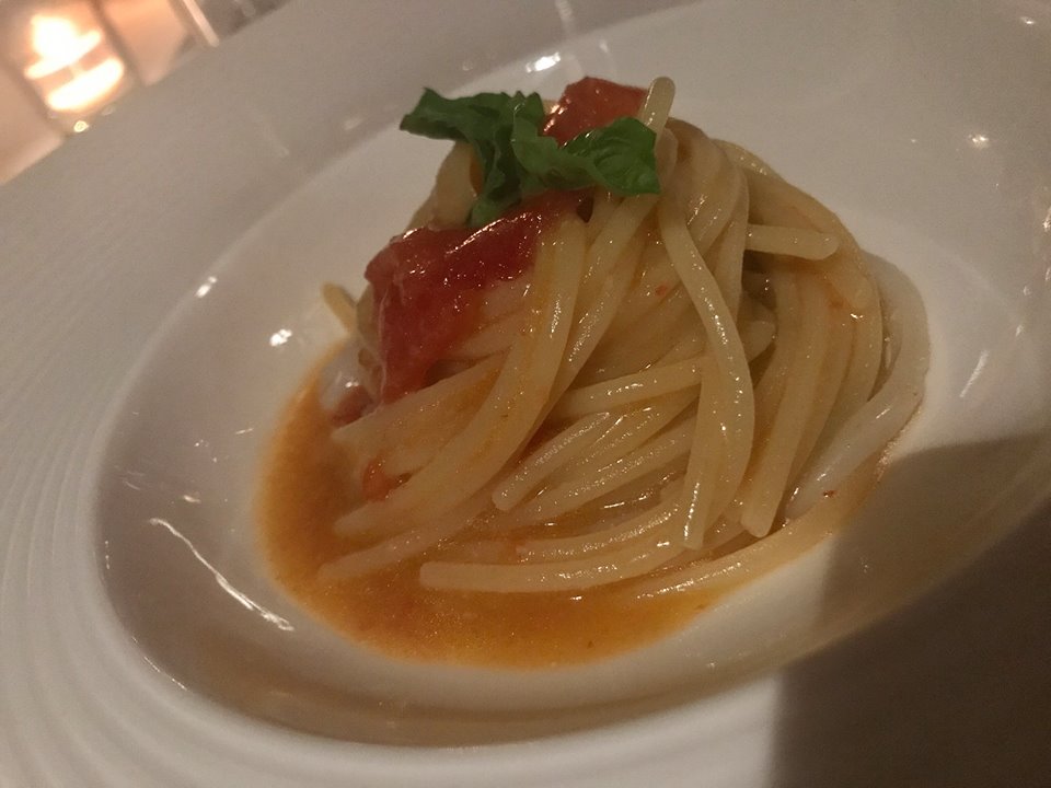 Danilo Di Vuolo allo Scrajo, spaghetto ai due pomodori con crudo di calamaro