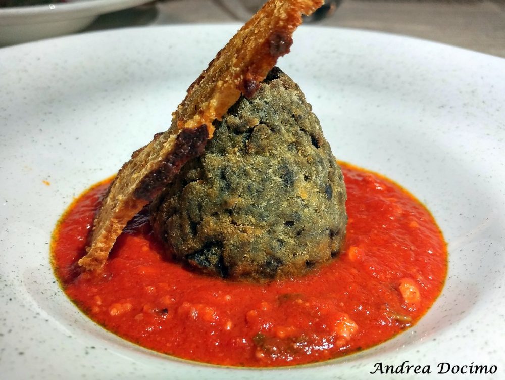 Hungry People a Somma Vesuviana. Il suppli' al nero di seppia con la bolognese di polpo