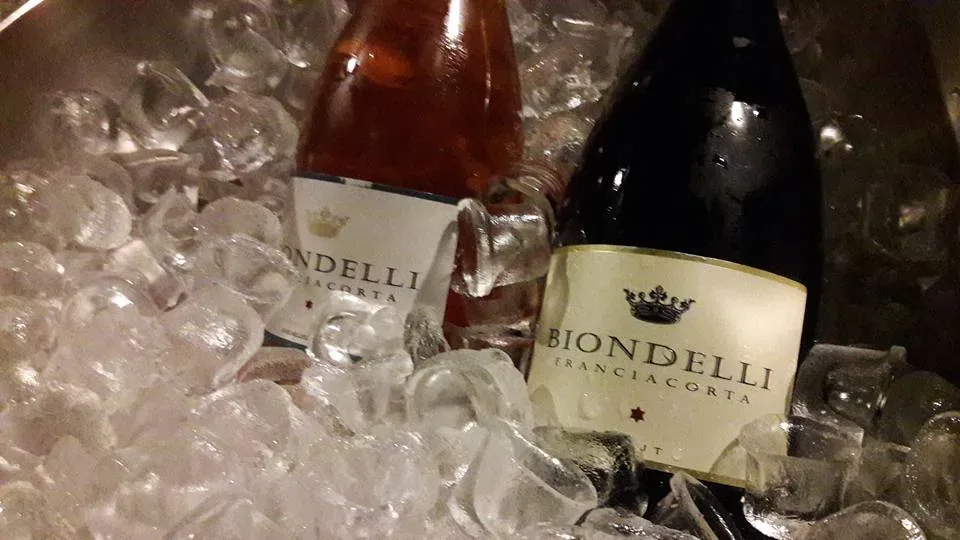 Il rose' accompagnato dal classico brut della casa bresciana