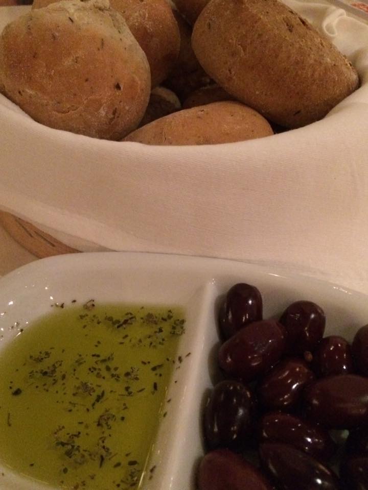 Kuzina, pane, olio e olive