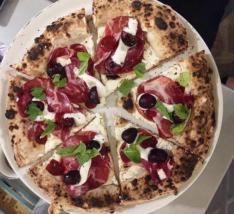 La pizza di Pier Daniele Seu -Pizza con Capocollo di Martina Franca, ciliegie, coulis di ciliege e zenzero, menta fresca e ricotta