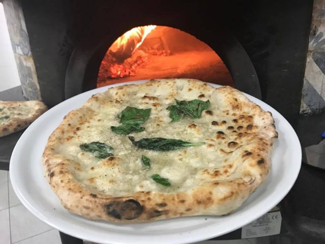 Le Pizzerie Centenarie a Napoli. Oltre mille anni di storia. La pizza primordiale, la Mastunicola