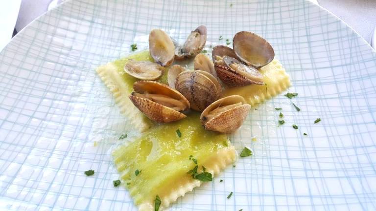 Lo Stuzzichino, ravioli al limone con vongole veraci