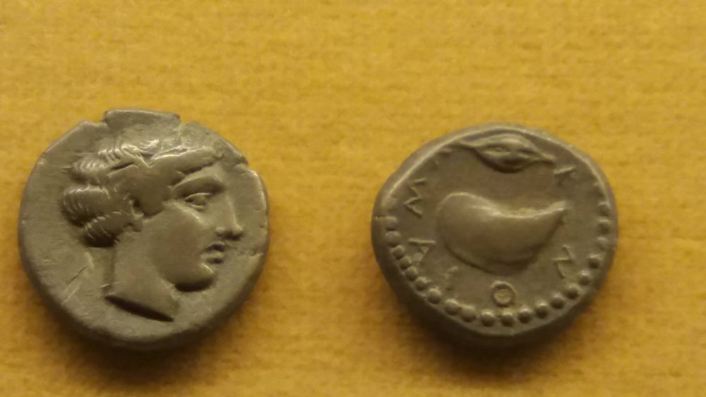 Moneta ritrovata a Cuma e risalente al V secolo a.C.