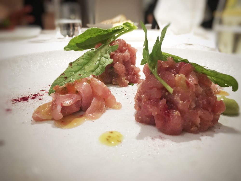 Pascucci al Porticciolo - Il crudo e il cotto - battuto di tonno rosso guacamole e spinaci