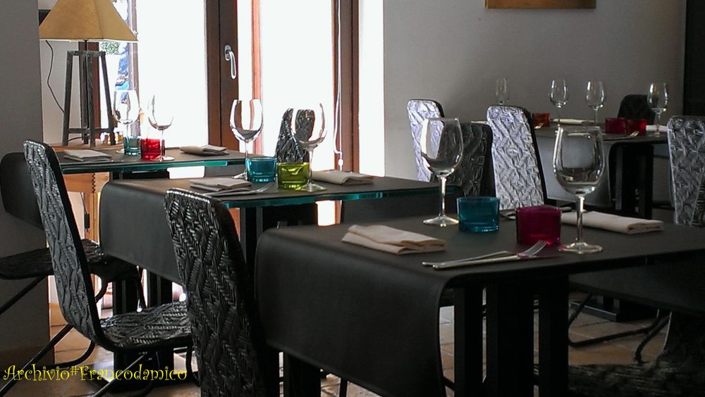 Percorsi di Gusto AQ – parte della sala interna e arredo